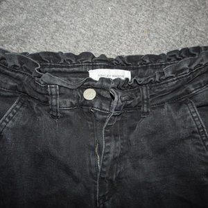 BLACK ASHLEY MASON CINCHED WAIST CUT OFF JEANS
